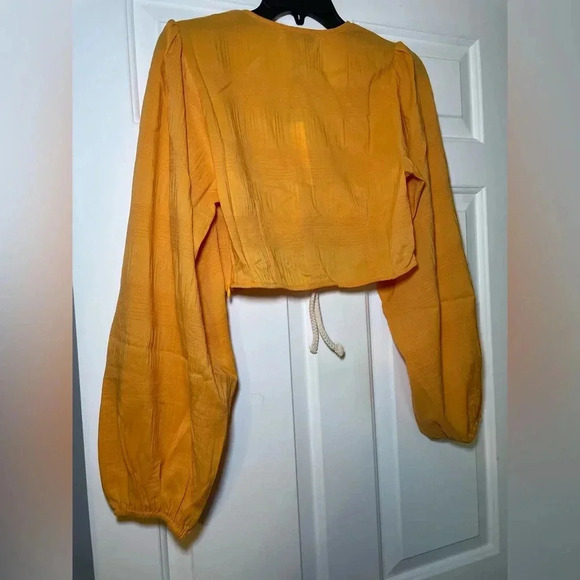 Vici X Caitlyn Woman’s Crop Top Size Medium Long Sleeve V Neck Rope Tie NEW - Picture 7 of 8